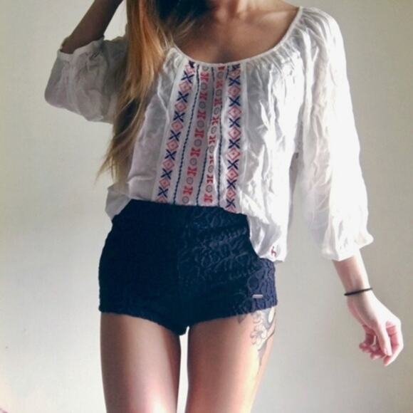 Hollister White Aztec Patterned Blouse - Picture 6 of 7